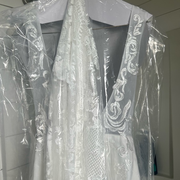 Wedding Dress Size 2 Ivory Lace Form Fitting Dress brides dress bridal bride - Picture 12 of 13